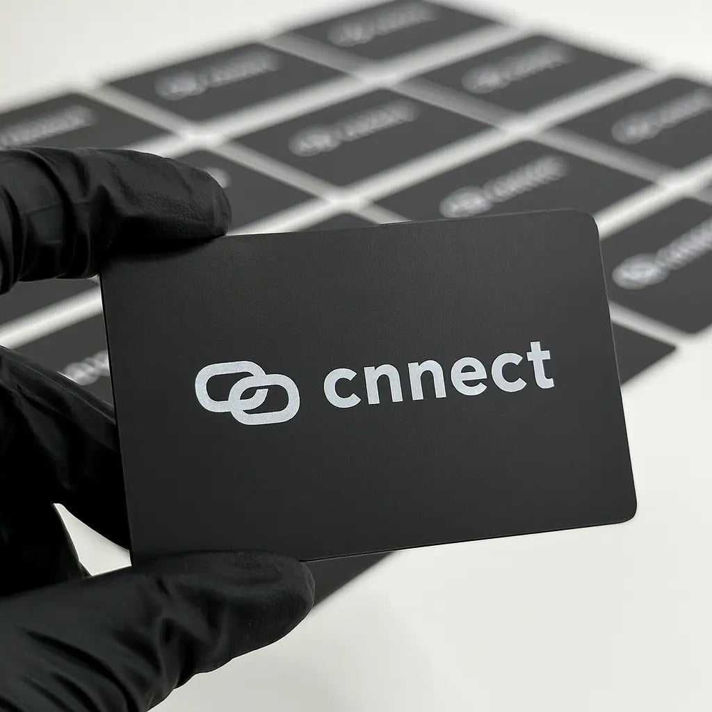 Cnnect NFC visitekaart met hand vastgehouden