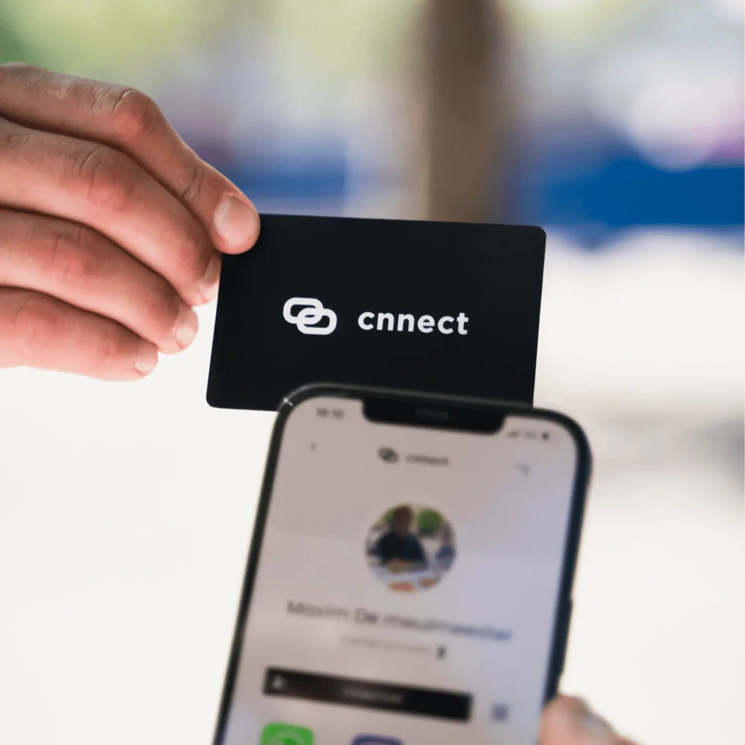 Cnnect NFC-visitekaart die draadloos wordt gescand door een smartphone.