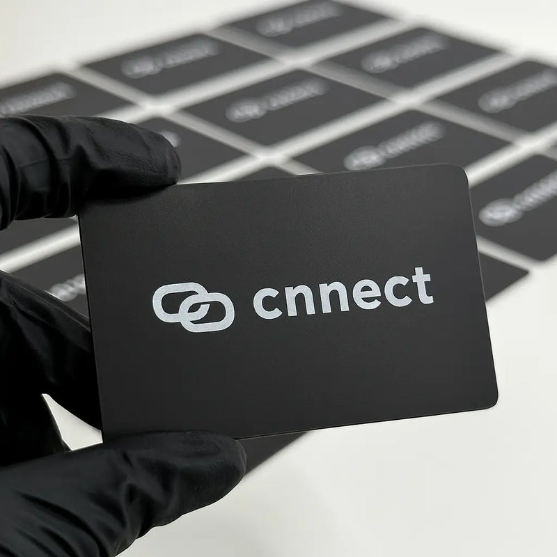 Cnnect NFC visitekaart met hand vastgehouden